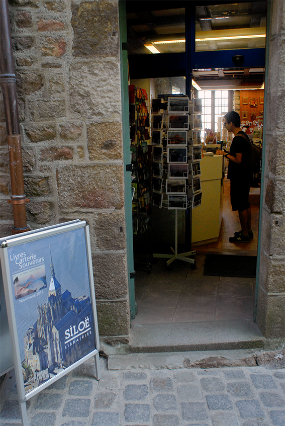 Entrée librairie Siloé.jpg